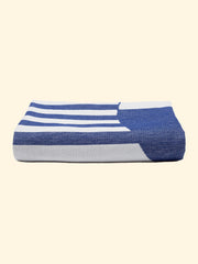 Modèle Florida de serviette de plage légère Tucca 100% coton biologique, parfaitement pliée comme présentée sur l'emballage. Montrant que c'est une serviette de plage très chose facile à transporter.