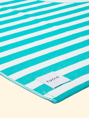 Model “Mayeri” of Tucca light beach towel showing the top side. Completely flat to get a super thin beach towel