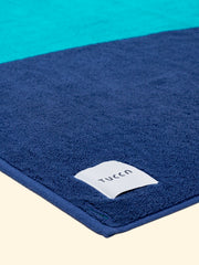 Modèle "Swell" de la serviette de plage Tucca 100% coton biologique, montrant la face supérieure tissée en éponge.